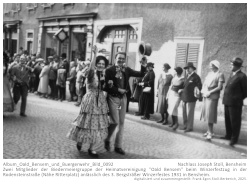 Zwei Mitglieder der Biedermeiergruppe der Heimatvereinigung "Oald Bensem" beim Winzerfestzug in der Rodensteinstraße (Nähe Ritterplatz) anlässlich des 3. Bergsträßer Winzerfestes 1931 in Bensheim.; Kennung: Album_Oald_Bensem_und_Buergerwehr_Bild_0092 Zwei Mitglieder der Biedermeiergruppe der Heimatvereinigung "Oald Bensem" beim Winzerfestzug in der Rodensteinstraße (Nähe Ritterplatz) anlässlich des 3. Bergsträßer Winzerfestes 1931 in Bensheim.; Kennung: Album_Oald_Bensem_und_Buergerwehr_Bild_0092