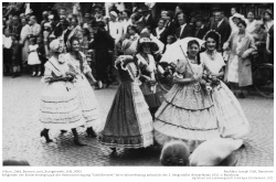 Mitglieder der Biedermeiergruppe der Heimatvereinigung "Oald Bensem" beim Winzerfestzug anlässlich des 3. Bergsträßer Winzerfestes 1931 in Bensheim.; Kennung: Album_Oald_Bensem_und_Buergerwehr_Bild_0093 Mitglieder der Biedermeiergruppe der Heimatvereinigung "Oald Bensem" beim Winzerfestzug anlässlich des 3. Bergsträßer Winzerfestes 1931 in Bensheim.; Kennung: Album_Oald_Bensem_und_Buergerwehr_Bild_0093