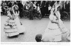 Mitglieder der Biedermeiergruppe der Heimatvereinigung "Oald Bensem" beim Winzerfestzug anlässlich des 3. Bergsträßer Winzerfestes 1931 in Bensheim.; Kennung: Album_Oald_Bensem_und_Buergerwehr_Bild_0096 Mitglieder der Biedermeiergruppe der Heimatvereinigung "Oald Bensem" beim Winzerfestzug anlässlich des 3. Bergsträßer Winzerfestes 1931 in Bensheim.; Kennung: Album_Oald_Bensem_und_Buergerwehr_Bild_0096