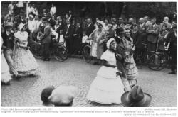 Mitglieder der Biedermeiergruppe der Heimatvereinigung "Oald Bensem" beim Winzerfestzug anlässlich des 3. Bergsträßer Winzerfestes 1931 in Bensheim.; Kennung: Album_Oald_Bensem_und_Buergerwehr_Bild_0097 Mitglieder der Biedermeiergruppe der Heimatvereinigung "Oald Bensem" beim Winzerfestzug anlässlich des 3. Bergsträßer Winzerfestes 1931 in Bensheim.; Kennung: Album_Oald_Bensem_und_Buergerwehr_Bild_0097