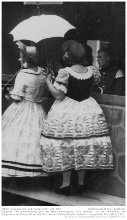 Zwei Mitglieder der Biedermeiergruppe der Heimatvereinigung "Oald Bensem" beim Winzerfestzug in der Rodensteinstraße (Nähe Ritterplatz) anlässlich des 3. Bergsträßer Winzerfestes 1931 in Bensheim.; Kennung: Album_Oald_Bensem_und_Buergerwehr_Bild_0099 Zwei Mitglieder der Biedermeiergruppe der Heimatvereinigung "Oald Bensem" beim Winzerfestzug in der Rodensteinstraße (Nähe Ritterplatz) anlässlich des 3. Bergsträßer Winzerfestes 1931 in Bensheim.; Kennung: Album_Oald_Bensem_und_Buergerwehr_Bild_0099
