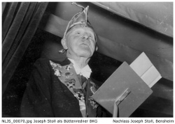 Joseph Stoll als Büttenredner der Bensheimer Karnevalsgesellschaft "BKG", Ort und Zeit unbekannt, vermutlich 1950er Jahre.