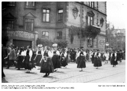 Unbekannte Trachtengruppe (vermutlich Schwarzwald) beim Mannheimer Trachtenfest 1932.; Kennung: Album_Oald_Bensem_und_Buergerwehr_Bild_0058