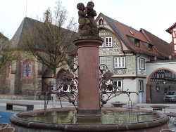 Die zwei weinseeligen Putten des von Joseph Stoll gestalteten Rebenbrunnens in Bensheim.