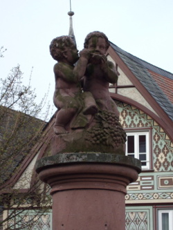 Die zwei weinseeligen Putten des von Joseph Stoll gestalteten Rebenbrunnens in Bensheim.