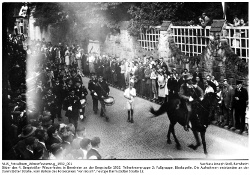 Eindrücke vom Winzerfestzug 1932, Teilnehmergruppe 2, Fußgruppe, Blaskapelle.; Kennung: NLJS_Fotoalbum_Winzerfestumzug_1932_001