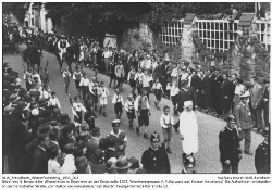 Eindrücke vom Winzerfestzug 1932, Teilnehmergruppe 4, Fußgruppe aus Kindern bestehend; Kennung: NLJS_Fotoalbum_Winzerfestumzug_1932_003