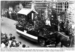 Teilnehmergruppe 17: Wagen mit Blumenschmuck und Hütte vom "Kleingartenverein Bensheim"; Kennung: NLJS_Fotoalbum_Winzerfestumzug_1932_011