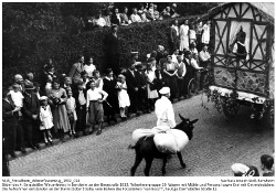 Teilnehmergruppe 19: Wagen mit Mühle und Personal sowie Esel mit Getreidesäcken.; Kennung: NLJS_Fotoalbum_Winzerfestumzug_1932_014