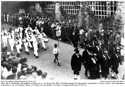 Teilnehmergruppe 41: Blaskapelle, Jugendliche in weißer Uniform.; Kennung: NLJS_Fotoalbum_Winzerfestumzug_1932_032