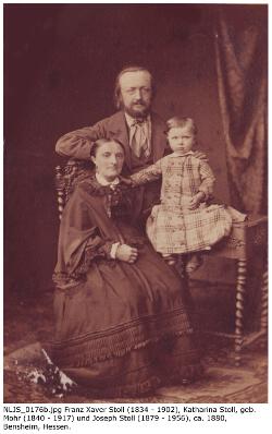 Franz Xaver Stoll (8. Oktober 1834 - 8. Januar 1902) mit seiner Frau Katharina Stoll (geborene Mohr, 23. April 1840 - 25. Februar 1917) und dem gemeinsamen Sohn Joseph Stoll (24. Januar 1879 - 27. September 1956) um 1880.