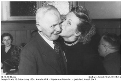 Frau Annelie Witt, Sopranistin aus Frankfurt, gratuliert Joseph Stoll zu seinem Geburtstag am 24.01.1954 im Deutschen Haus, Bensheim.