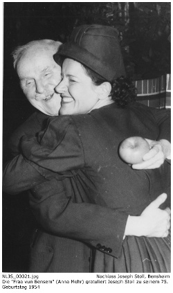 Frau Anna Mohr, als Fraa vun Bensem, gratuliert Joseph Stoll zu seinem Geburtstag am 24.01.1954 im Deutschen Haus, Bensheim.