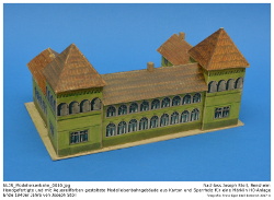 Handgefertigtes Kartonmodell eines Schlosses nebst Parkanlage aus den 1930er bis späten 1940er Jahren im Maßstab 1:87 (H0). Die Gebäude wurden aus grobem Karton gefertigt und mit Papier beklebt, welches zuvor mit Tusche und Aquarell aufwendig gestaltet wurde. Teilweise wurden die fertigen Gebäude mit Klarlack überzogen. Auch wenn das Schloss kein historisches Vorbild hat, so stellt es ein imposantes Gebilde dar. Kennung: NLJS_Modelleisenbahn_0010