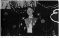 Joseph Stoll als Büttenredner der Bensheimer Karnevalsgesellschaft "BKG", Ort und Zeit unbekannt, vermutlich 1950er Jahre.