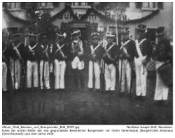 Die Bürgerwehr der Heimatvereinigung "Oald Bensem" vor dem damaligen Vereinslokal, dem Bürgerlichen Brauhaus (alten Bensheimern bekannt als "Storchennest", Aufnahme um 1930.