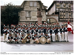 Die Bürgerwehr der Heimatvereinigung "Oald Bensem" und der Spielmannszug vor dem Rebenbrunnen am Hospitalplatz in Bensheim. Aufnahme um 1979.